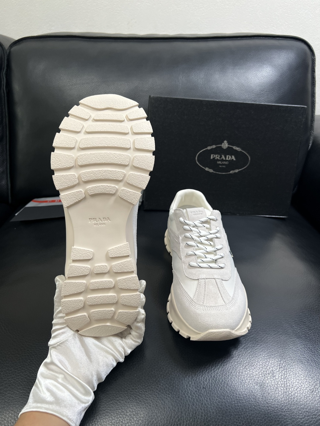 PRADA  高品质  顶级工艺品 普拉达 专柜同步 原厂配置，意大利进口原版牛皮面料，透气舒适进口水染