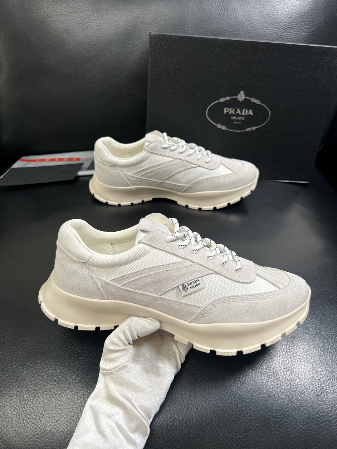 PRADA  高品质  顶级工艺品 普拉达 专柜同步 原厂配置，意大利进口原版牛皮面料，透气舒适进口水染