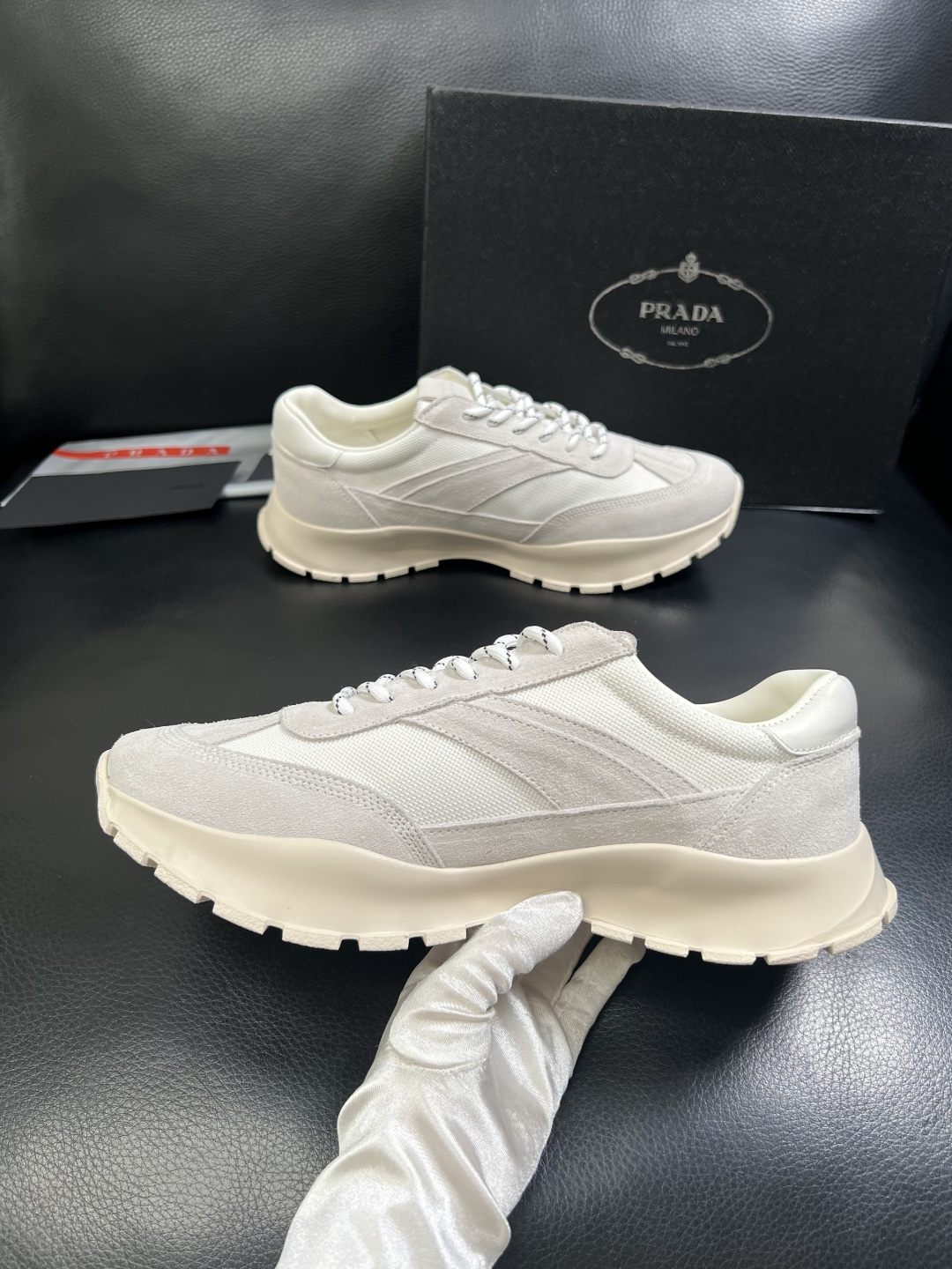 PRADA  高品质  顶级工艺品 普拉达 专柜同步 原厂配置，意大利进口原版牛皮面料，透气舒适进口水染