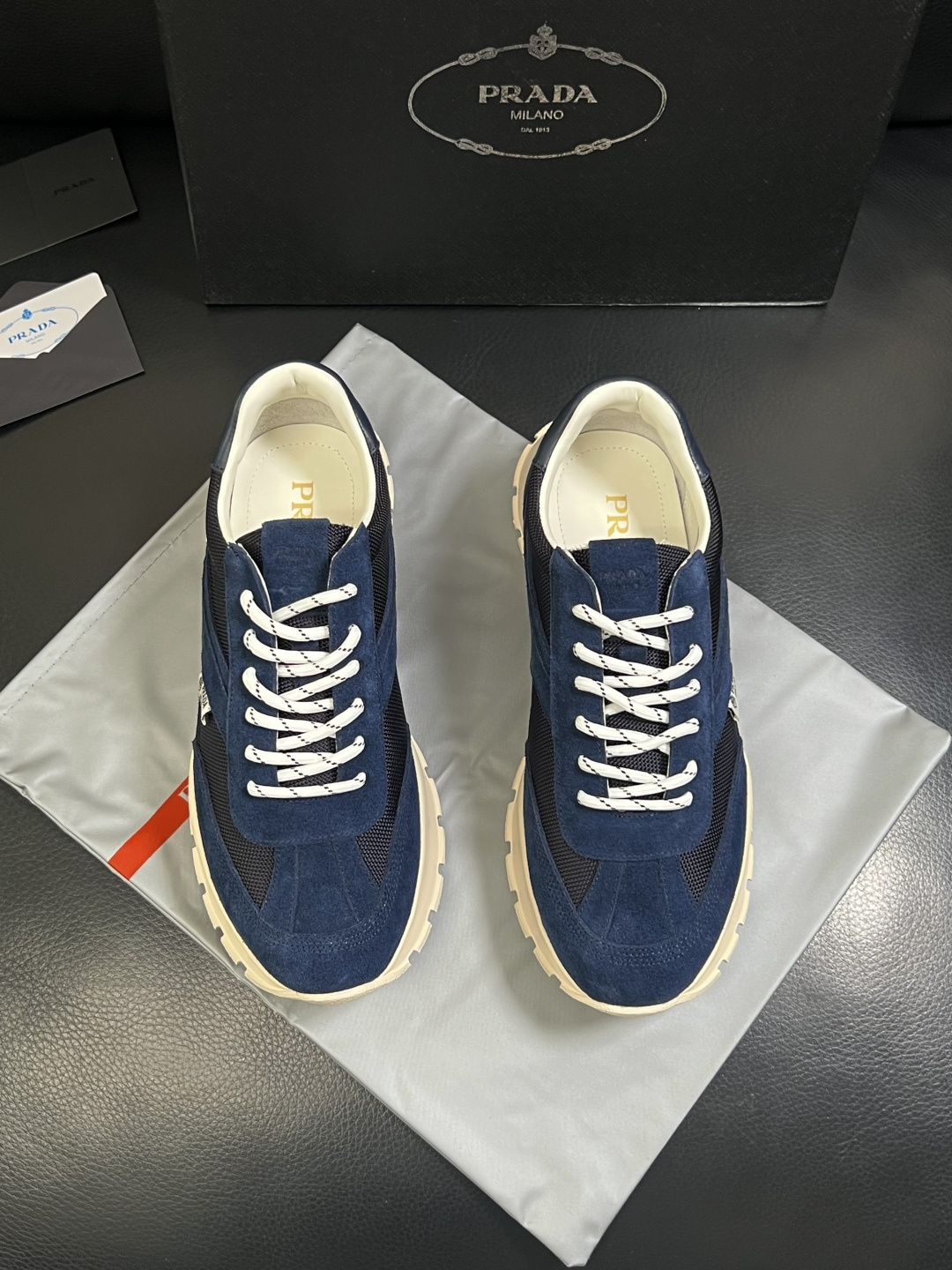 PRADA  高品质  顶级工艺品 普拉达 专柜同步 原厂配置，意大利进口原版牛皮面料，透气舒适进口水染