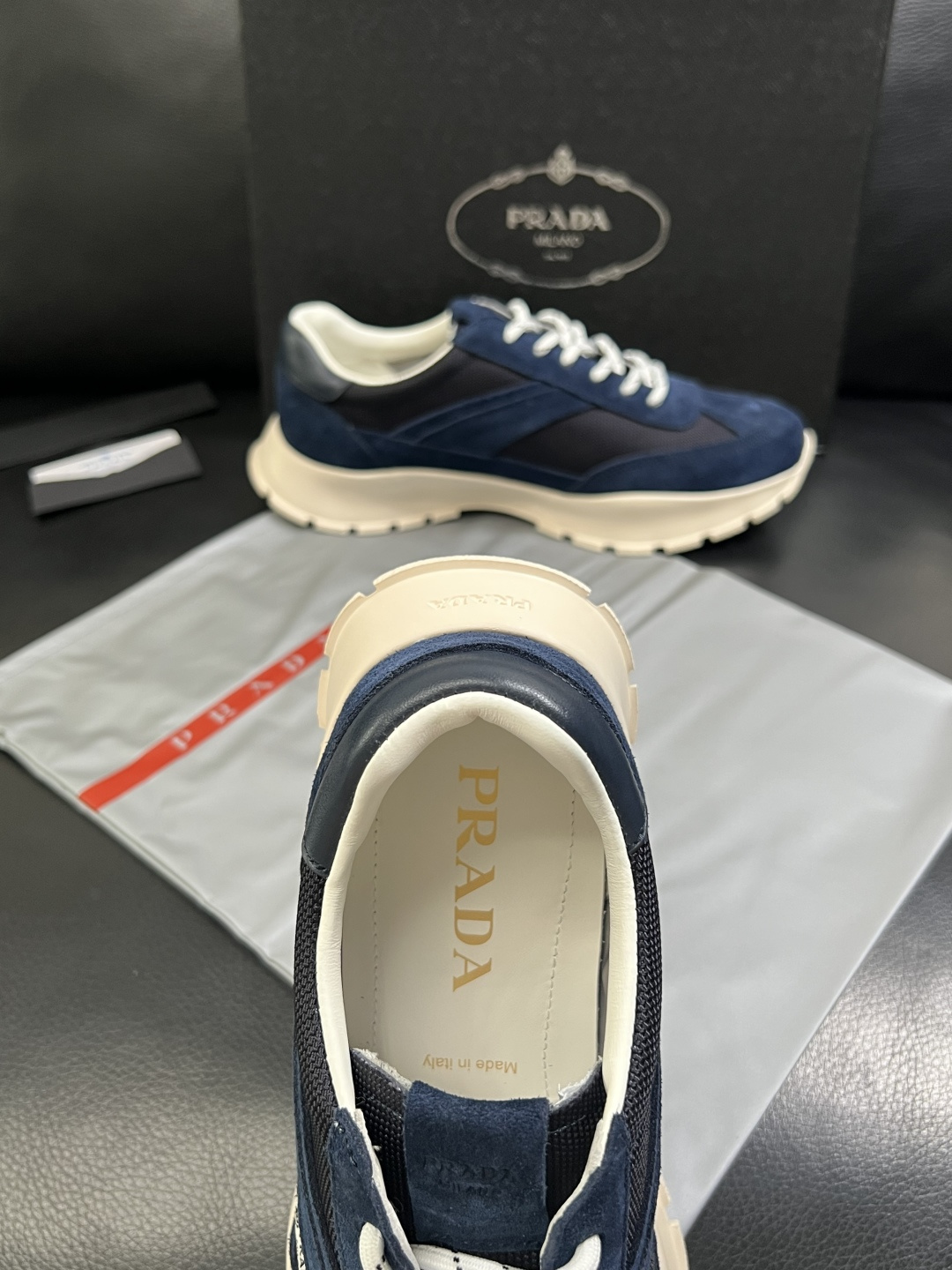 PRADA  高品质  顶级工艺品 普拉达 专柜同步 原厂配置，意大利进口原版牛皮面料，透气舒适进口水染