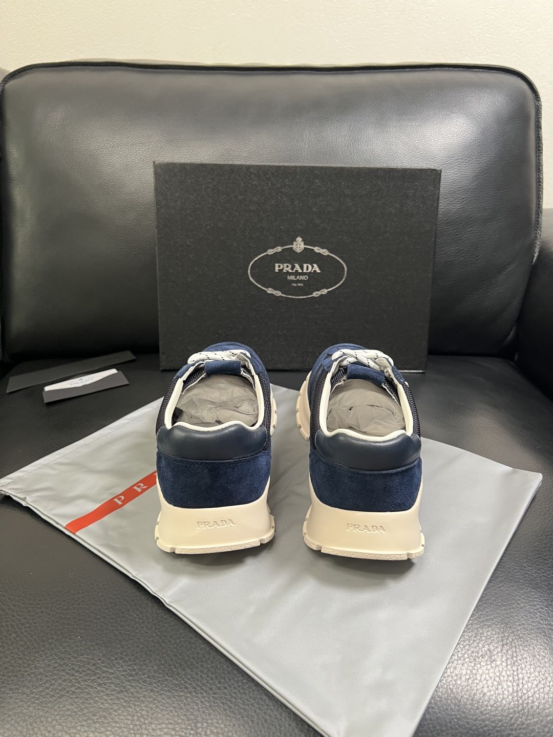 PRADA  高品质  顶级工艺品 普拉达 专柜同步 原厂配置，意大利进口原版牛皮面料，透气舒适进口水染