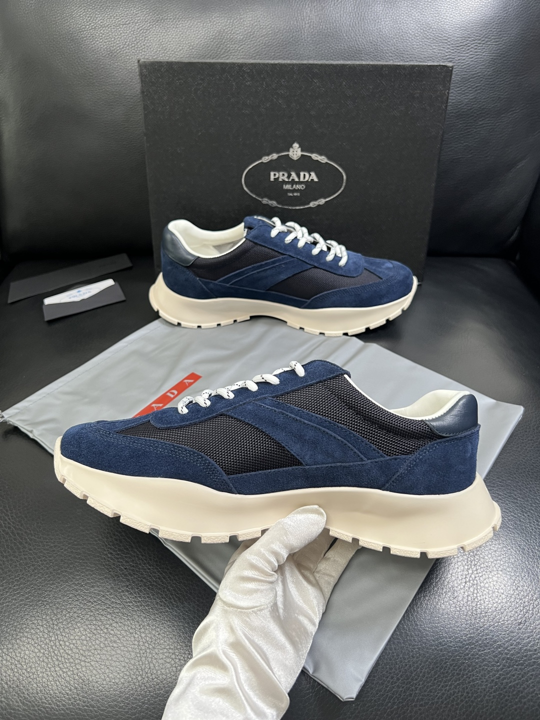 PRADA  高品质  顶级工艺品 普拉达 专柜同步 原厂配置，意大利进口原版牛皮面料，透气舒适进口水染