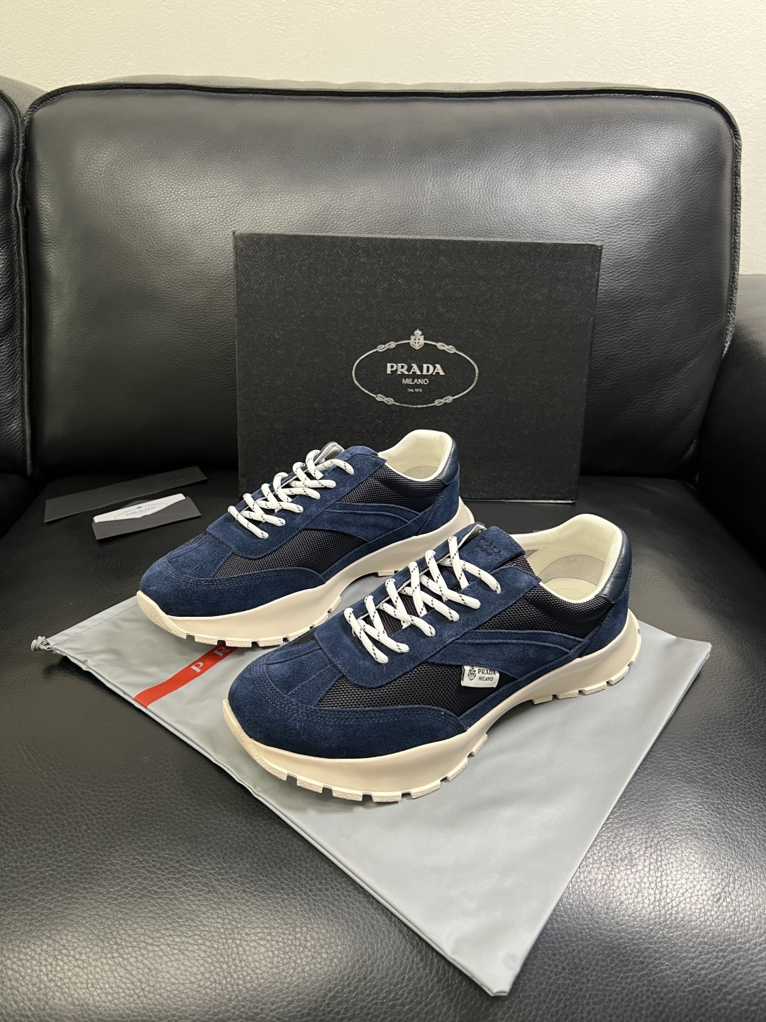 PRADA  高品质  顶级工艺品 普拉达 专柜同步 原厂配置，意大利进口原版牛皮面料，透气舒适进口水染