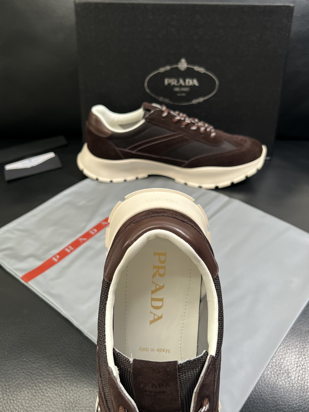 PRADA  高品质  顶级工艺品 普拉达 专柜同步 原厂配置，意大利进口原版牛皮面料，透气舒适进口水染