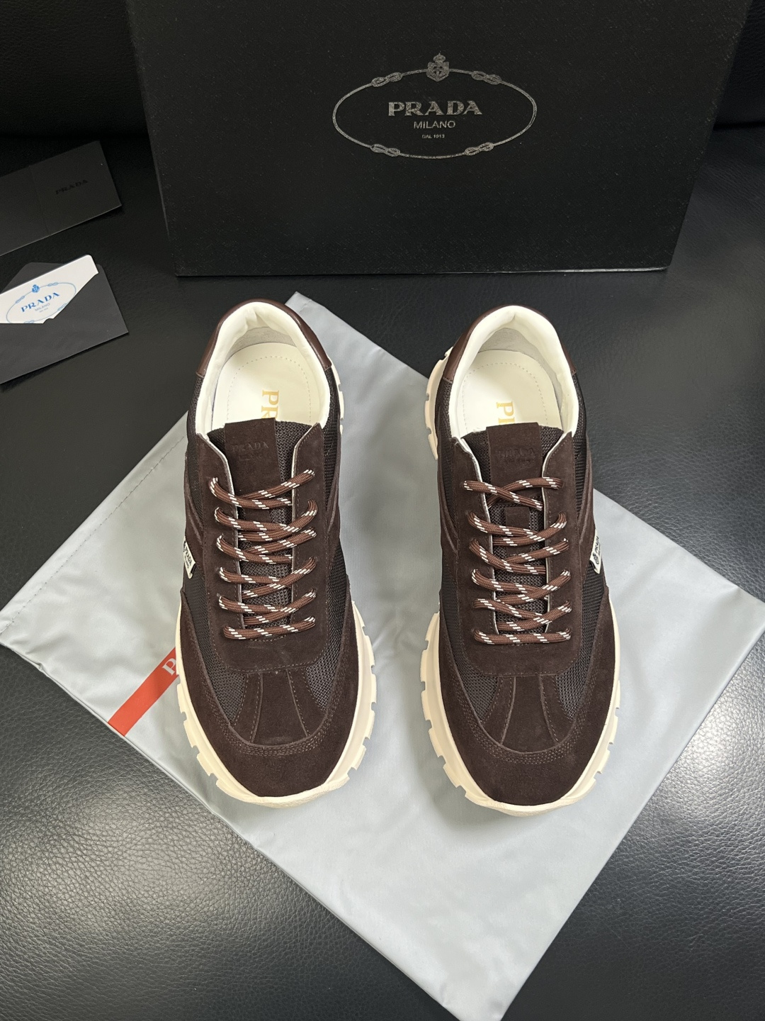 PRADA  高品质  顶级工艺品 普拉达 专柜同步 原厂配置，意大利进口原版牛皮面料，透气舒适进口水染