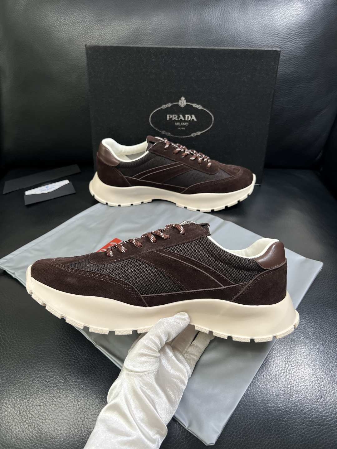 PRADA  高品质  顶级工艺品 普拉达 专柜同步 原厂配置，意大利进口原版牛皮面料，透气舒适进口水染