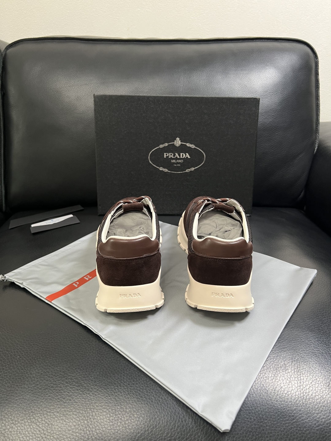 PRADA  高品质  顶级工艺品 普拉达 专柜同步 原厂配置，意大利进口原版牛皮面料，透气舒适进口水染