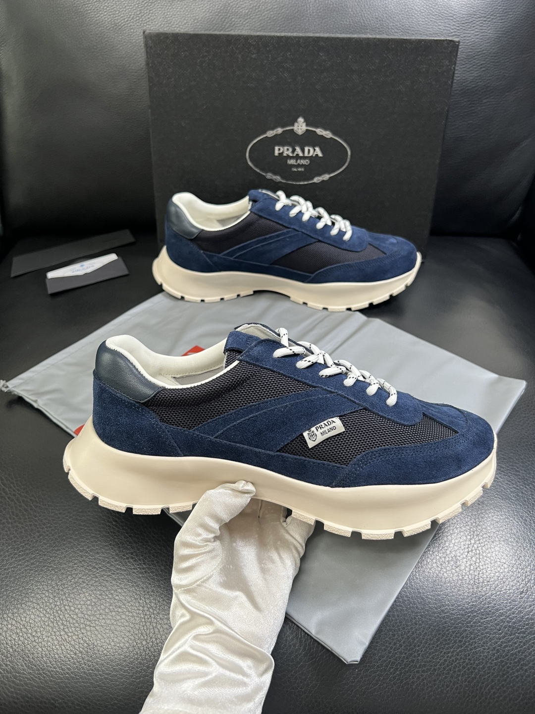 PRADA  高品质  顶级工艺品 普拉达 专柜同步 原厂配置，意大利进口原版牛皮面料，透气舒适进口水染