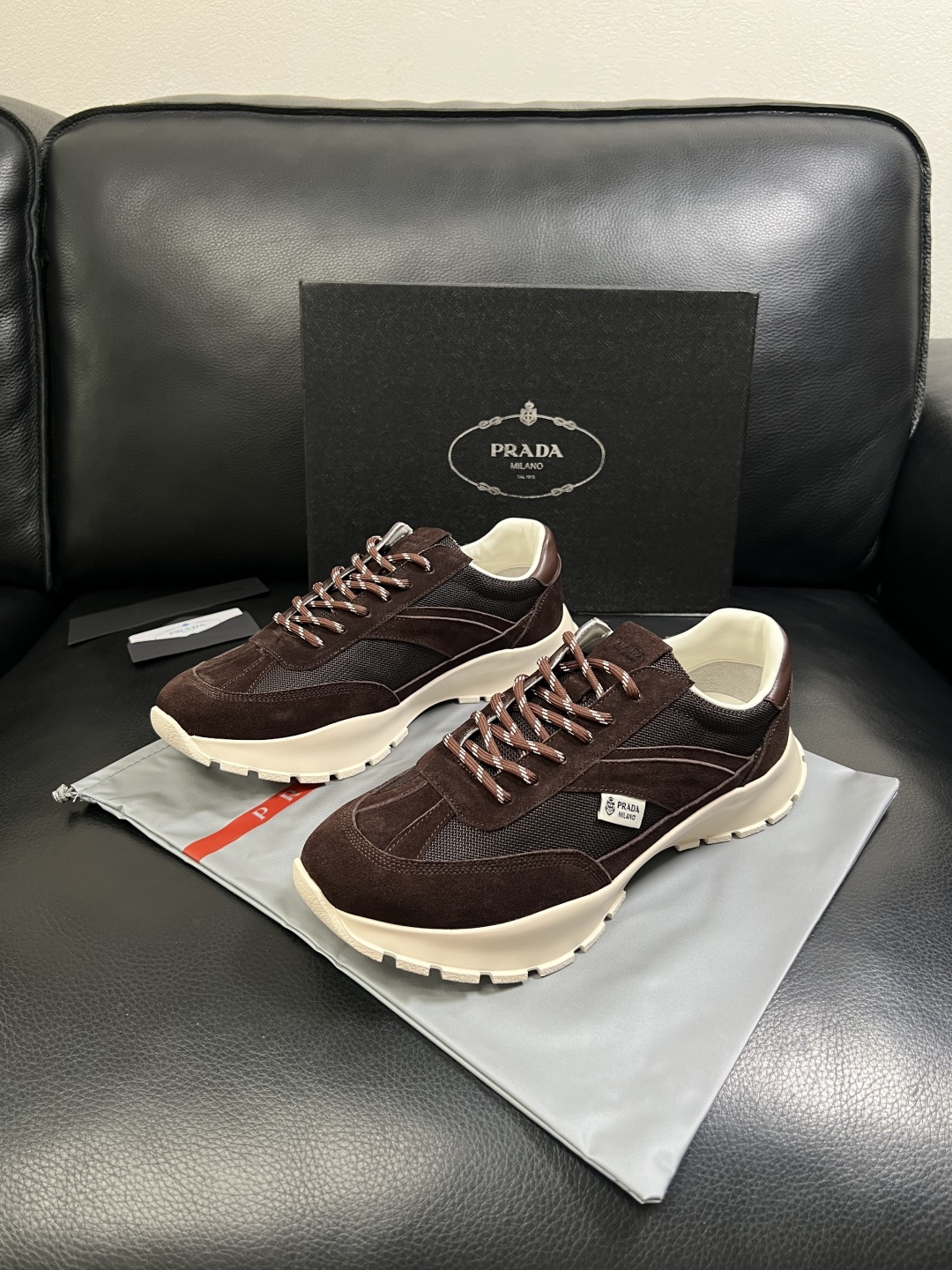 PRADA  高品质  顶级工艺品 普拉达 专柜同步 原厂配置，意大利进口原版牛皮面料，透气舒适进口水染