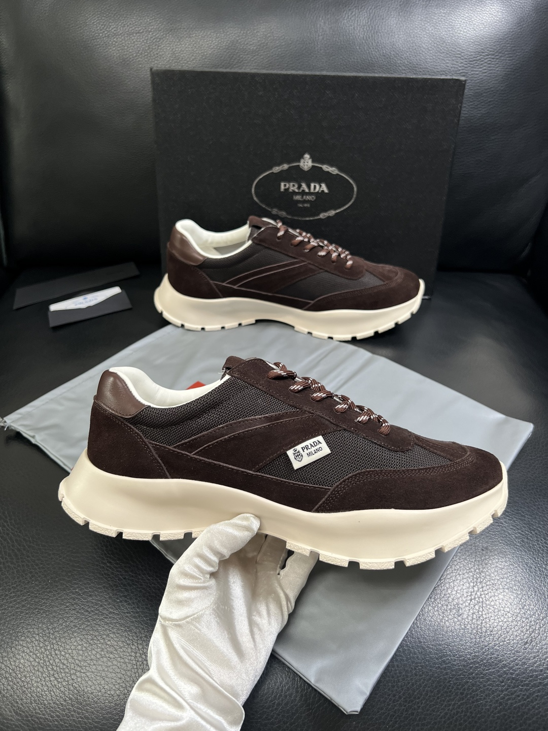 PRADA  高品质  顶级工艺品 普拉达 专柜同步 原厂配置，意大利进口原版牛皮面料，透气舒适进口水染