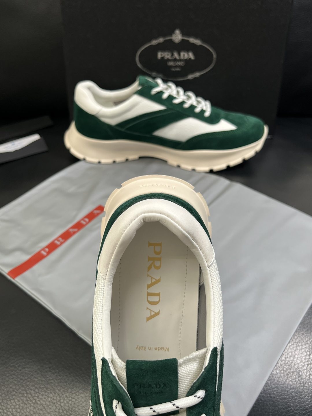 PRADA  高品质  顶级工艺品 普拉达 专柜同步 原厂配置，意大利进口原版牛皮面料，透气舒适进口水染