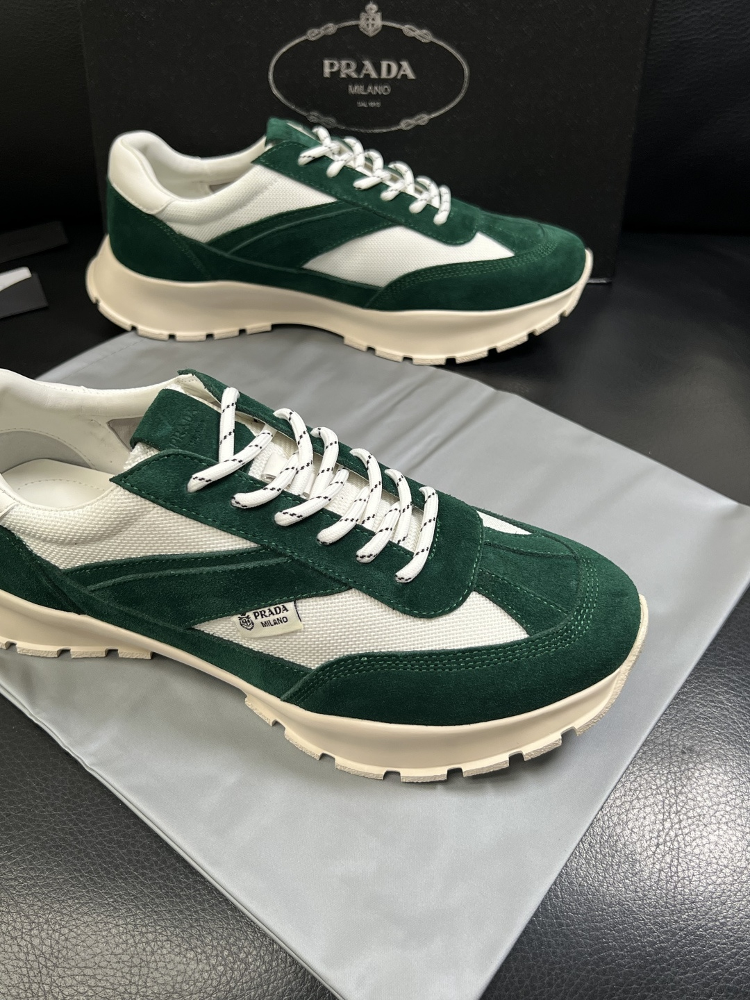 PRADA  高品质  顶级工艺品 普拉达 专柜同步 原厂配置，意大利进口原版牛皮面料，透气舒适进口水染