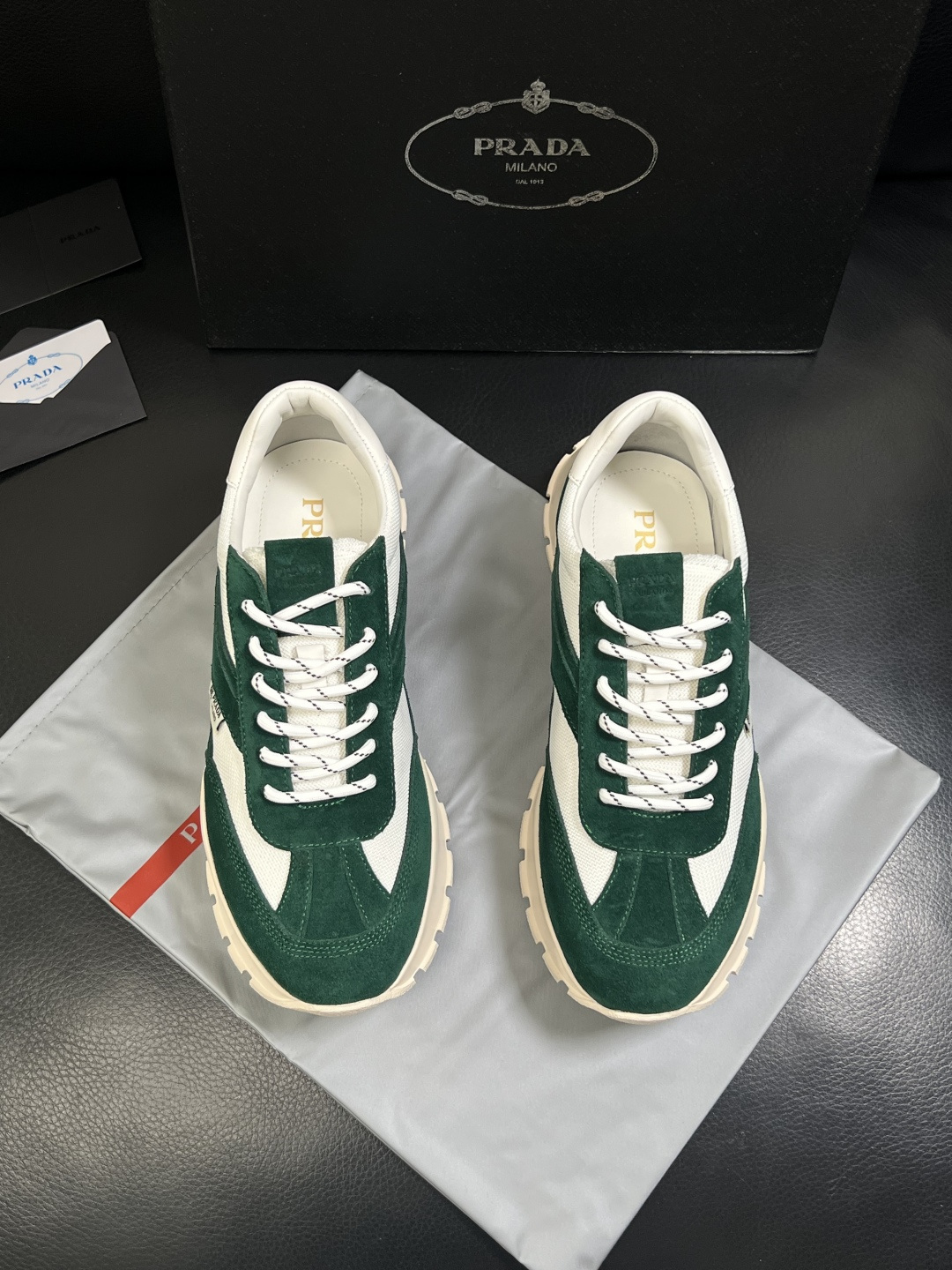PRADA  高品质  顶级工艺品 普拉达 专柜同步 原厂配置，意大利进口原版牛皮面料，透气舒适进口水染