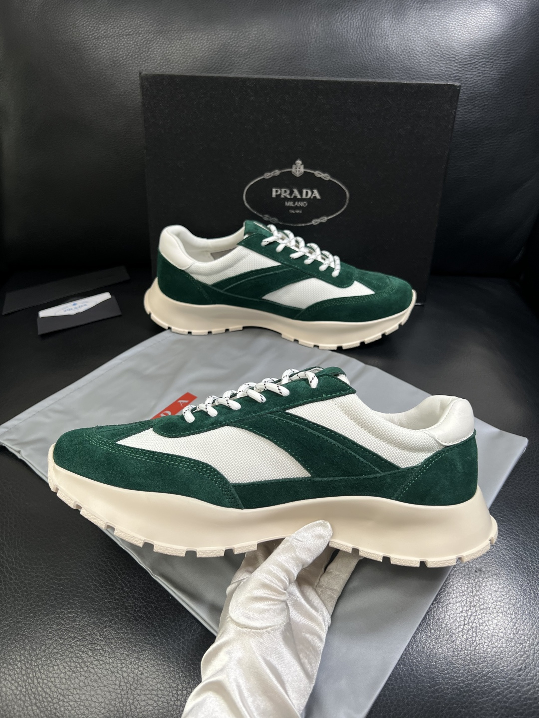 PRADA  高品质  顶级工艺品 普拉达 专柜同步 原厂配置，意大利进口原版牛皮面料，透气舒适进口水染