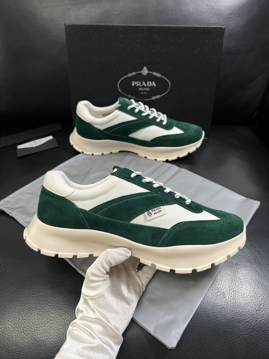 PRADA  高品质  顶级工艺品 普拉达 专柜同步 原厂配置，意大利进口原版牛皮面料，透气舒适进口水染