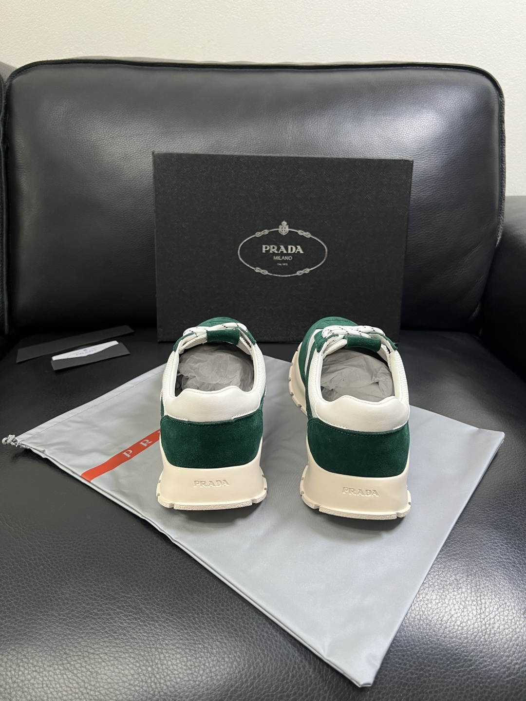 PRADA  高品质  顶级工艺品 普拉达 专柜同步 原厂配置，意大利进口原版牛皮面料，透气舒适进口水染