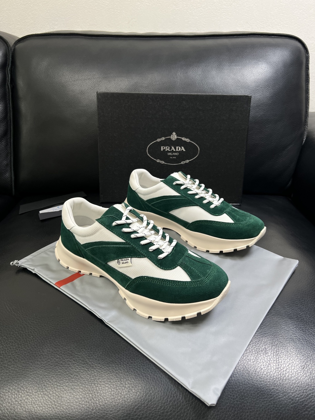 PRADA  高品质  顶级工艺品 普拉达 专柜同步 原厂配置，意大利进口原版牛皮面料，透气舒适进口水染