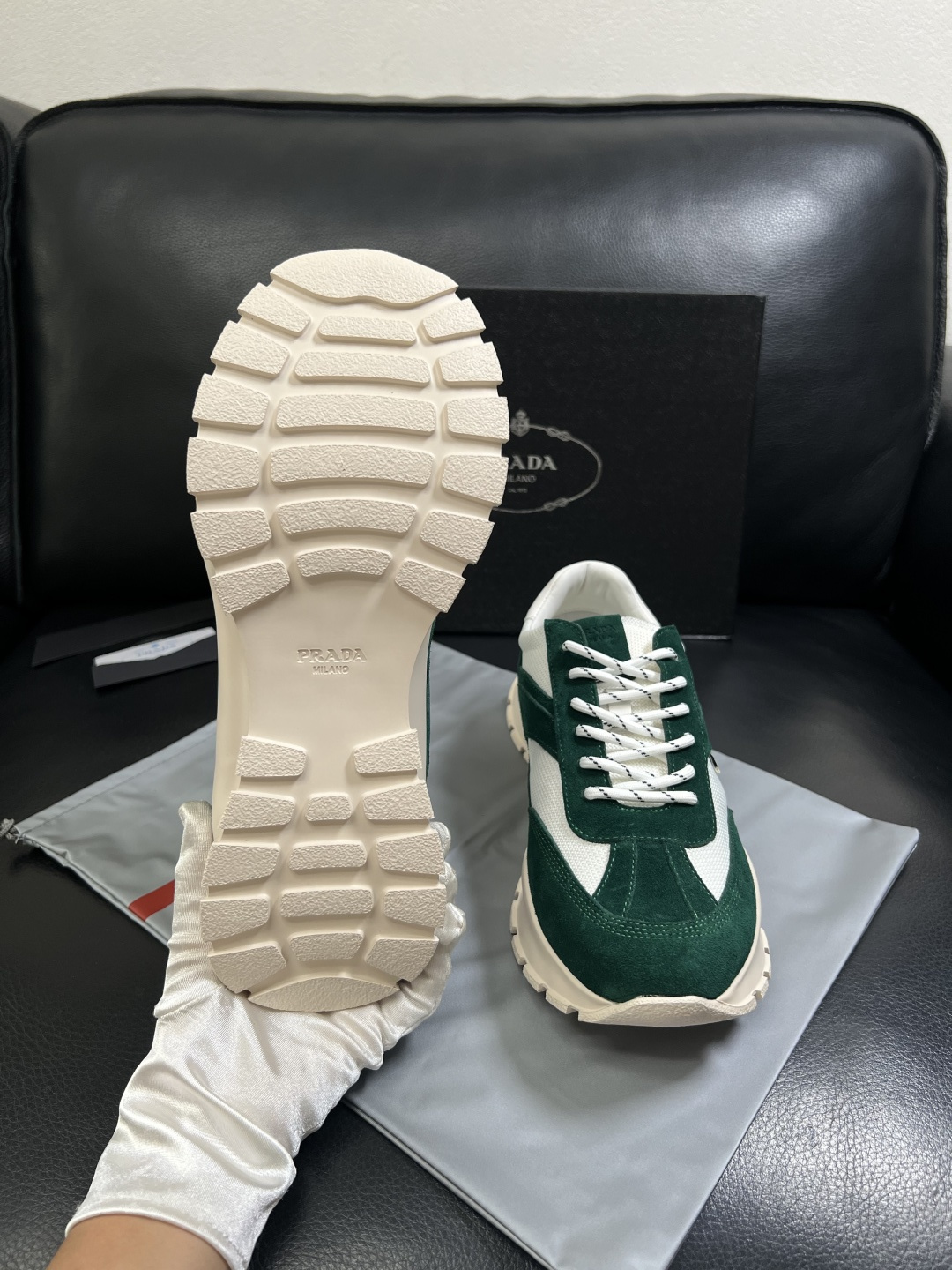 PRADA  高品质  顶级工艺品 普拉达 专柜同步 原厂配置，意大利进口原版牛皮面料，透气舒适进口水染