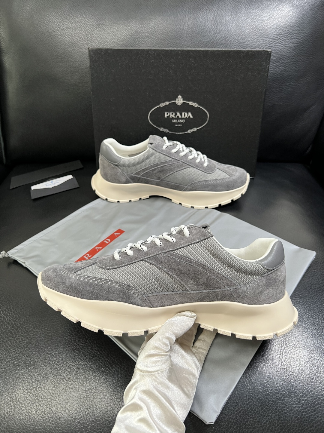 PRADA  高品质  顶级工艺品 普拉达 专柜同步 原厂配置，意大利进口原版牛皮面料，透气舒适进口水染