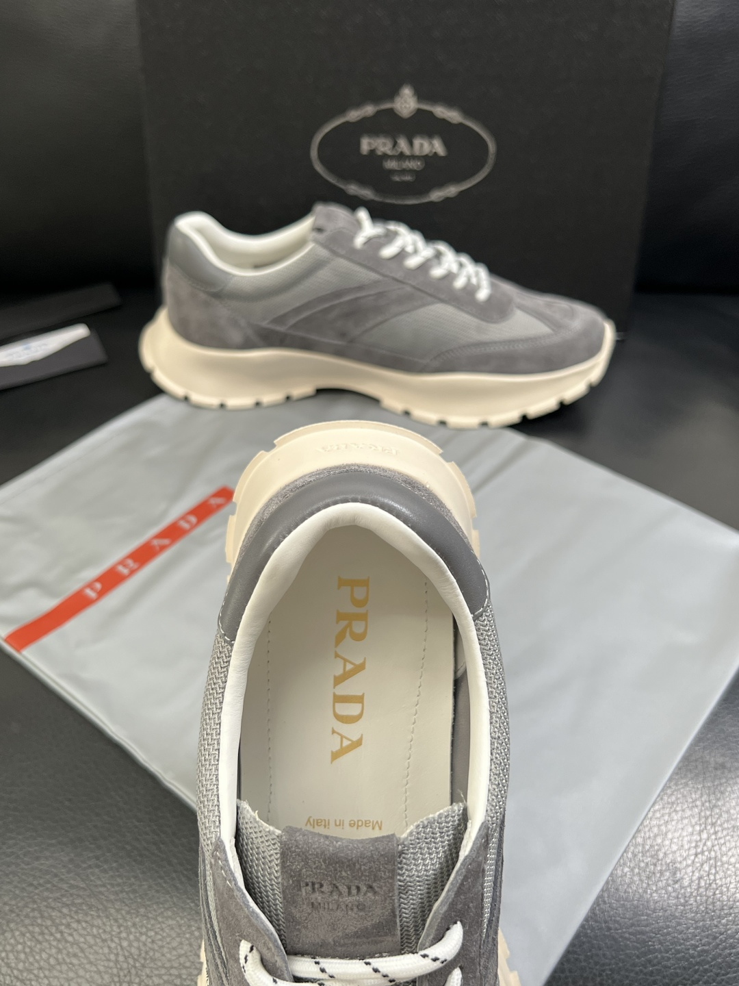 PRADA  高品质  顶级工艺品 普拉达 专柜同步 原厂配置，意大利进口原版牛皮面料，透气舒适进口水染