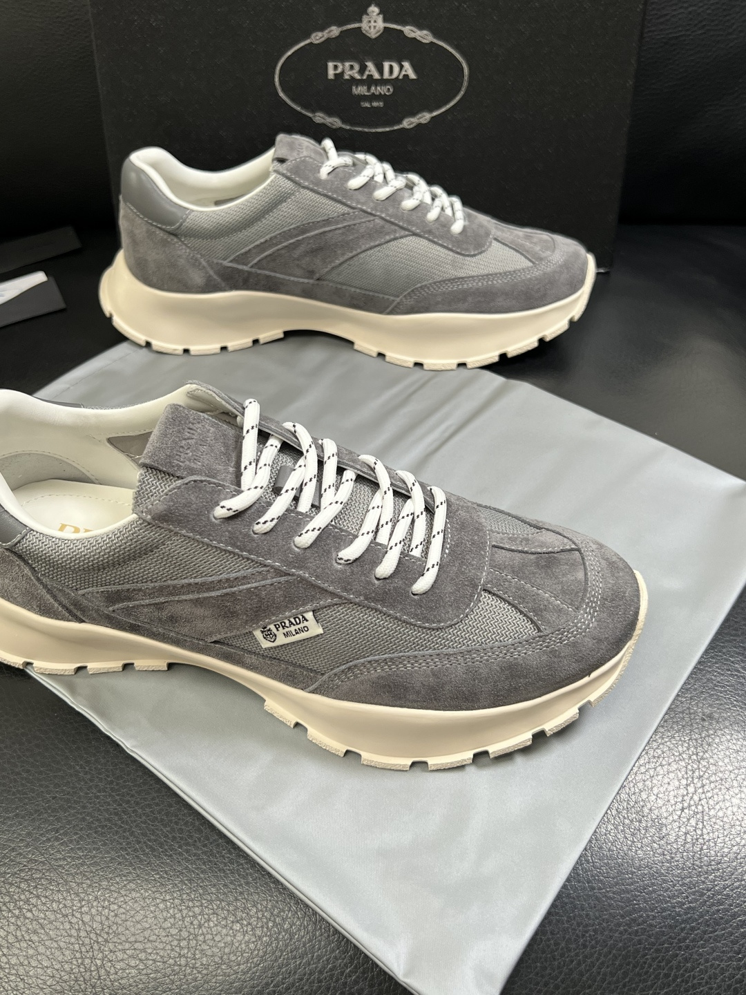 PRADA  高品质  顶级工艺品 普拉达 专柜同步 原厂配置，意大利进口原版牛皮面料，透气舒适进口水染
