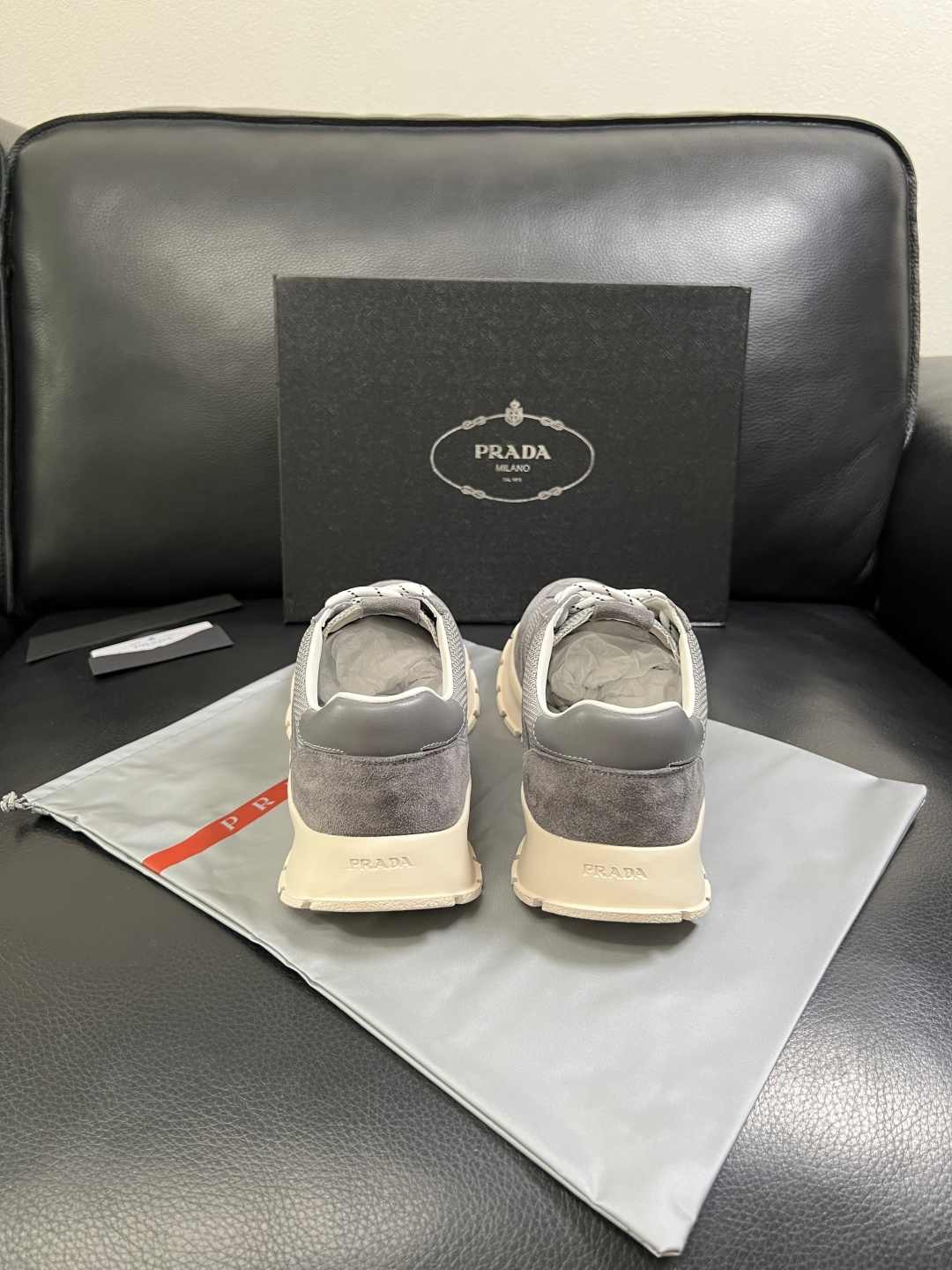 PRADA  高品质  顶级工艺品 普拉达 专柜同步 原厂配置，意大利进口原版牛皮面料，透气舒适进口水染