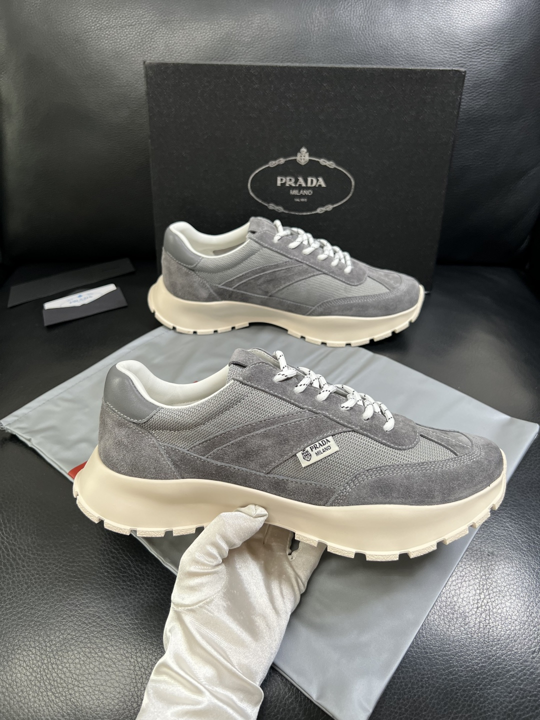 PRADA  高品质  顶级工艺品 普拉达 专柜同步 原厂配置，意大利进口原版牛皮面料，透气舒适进口水染