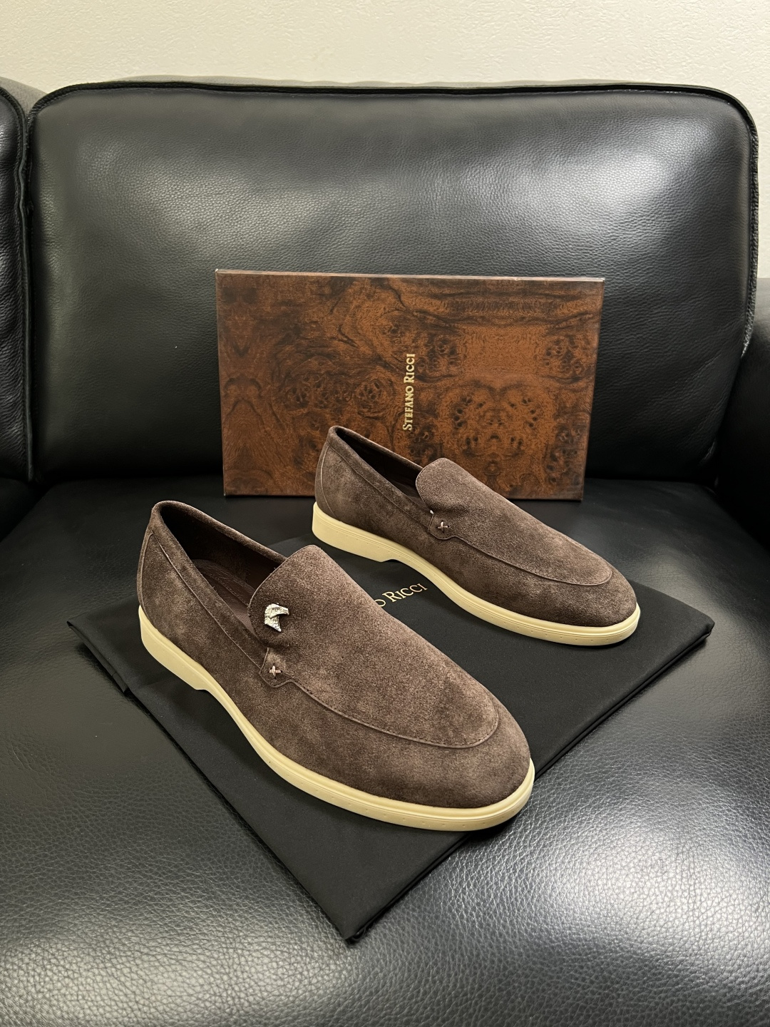 NO:898277,StefanoRicci is a high-quality top purchasing agent at the leather shoe counter of Stefano Ricci. The upper is imported cowhide fabric from Italy, and the imported water-dyed cowhide lining is used. The sole is specially provided by the original factory. The exclusive movable molded sole is super comfortable. The original factory follows the order, and the code number is 39-44 (custom-made 45).19860909StefanoRicci 高品质 顶级代购史蒂芬 劳尼治 皮鞋专柜新品同步,鞋面意大利进口牛皮面料,进口水染牛皮内里垫,鞋底原厂特供原版底,独家活动成型底超级舒适,原厂跟单货,码数 39-44（订做 45）,,cowhide,Men's shoes
