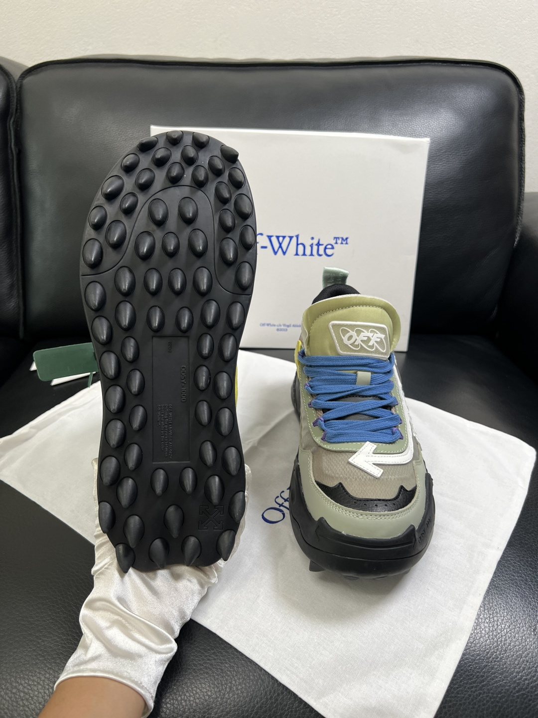 off-white  高品质  顶级工艺品  专柜同步原厂配置，鞋面意大利进口面料，进口水染牛皮垫网里柔