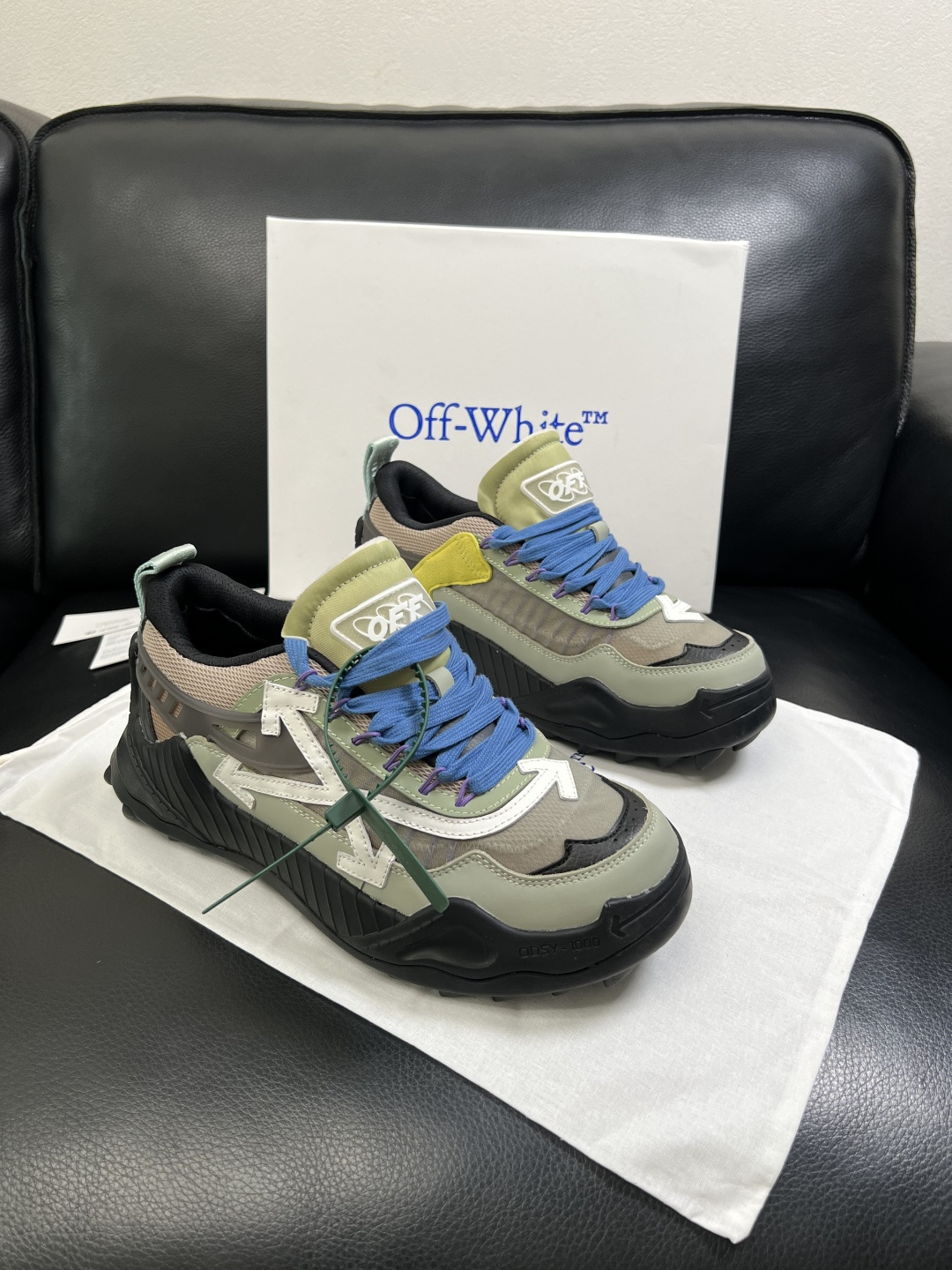 off-white  高品质  顶级工艺品  专柜同步原厂配置，鞋面意大利进口面料，进口水染牛皮垫网里柔