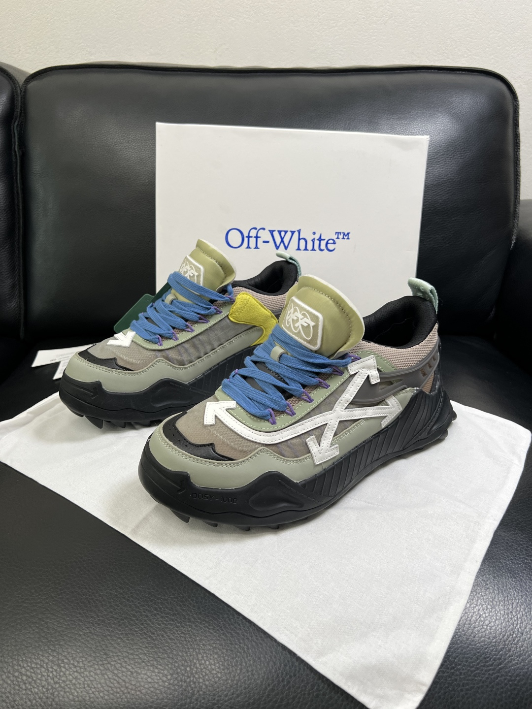 off-white  高品质  顶级工艺品  专柜同步原厂配置，鞋面意大利进口面料，进口水染牛皮垫网里柔