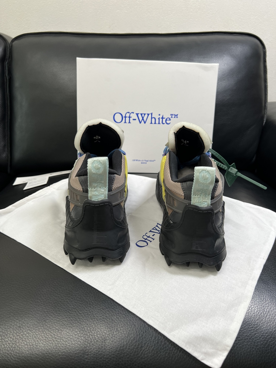 off-white  高品质  顶级工艺品  专柜同步原厂配置，鞋面意大利进口面料，进口水染牛皮垫网里柔