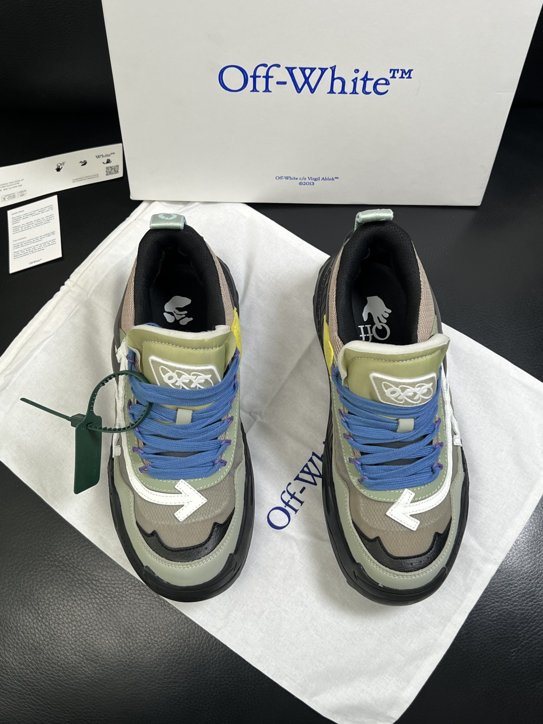 off-white  高品质  顶级工艺品  专柜同步原厂配置，鞋面意大利进口面料，进口水染牛皮垫网里柔