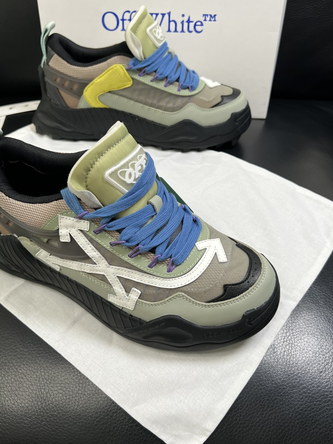 off-white  高品质  顶级工艺品  专柜同步原厂配置，鞋面意大利进口面料，进口水染牛皮垫网里柔