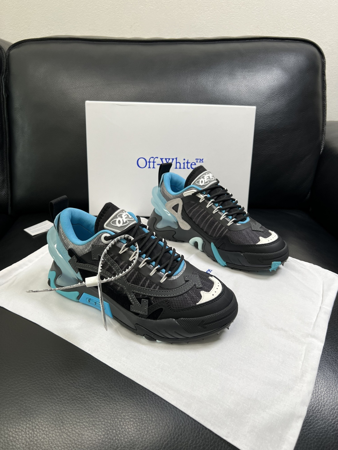 off-white  高品质  顶级工艺品  专柜同步原厂配置，鞋面意大利进口面料，进口水染牛皮垫网里柔
