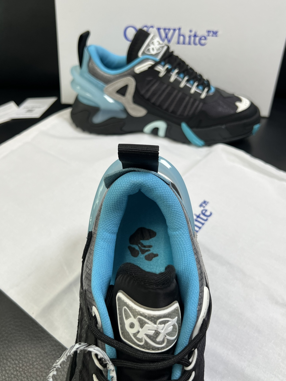 off-white  高品质  顶级工艺品  专柜同步原厂配置，鞋面意大利进口面料，进口水染牛皮垫网里柔