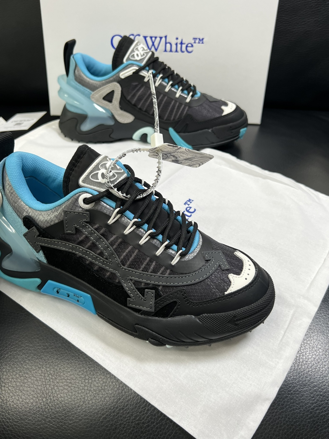 off-white  高品质  顶级工艺品  专柜同步原厂配置，鞋面意大利进口面料，进口水染牛皮垫网里柔