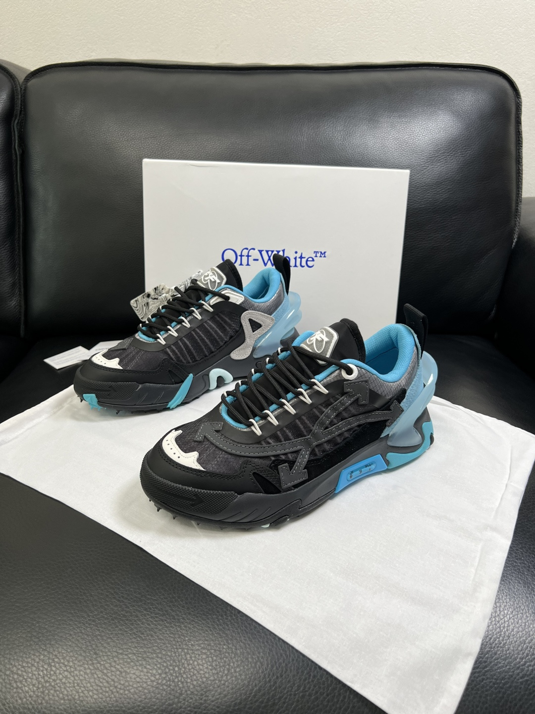 off-white  高品质  顶级工艺品  专柜同步原厂配置，鞋面意大利进口面料，进口水染牛皮垫网里柔