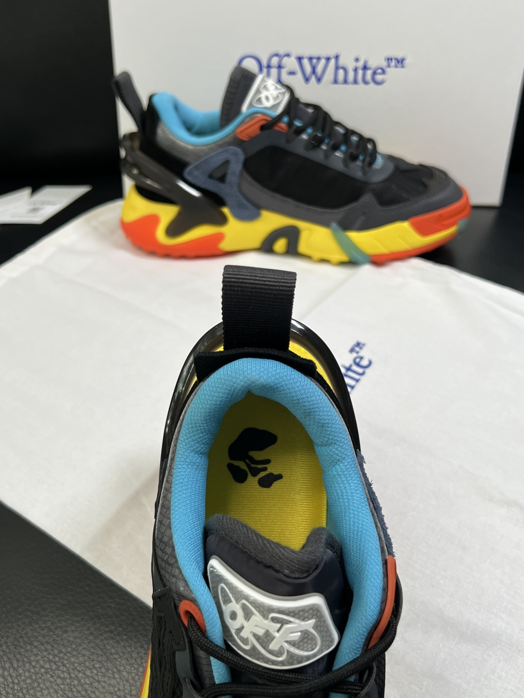off-white  高品质  顶级工艺品  专柜同步原厂配置，鞋面意大利进口面料，进口水染牛皮垫网里柔