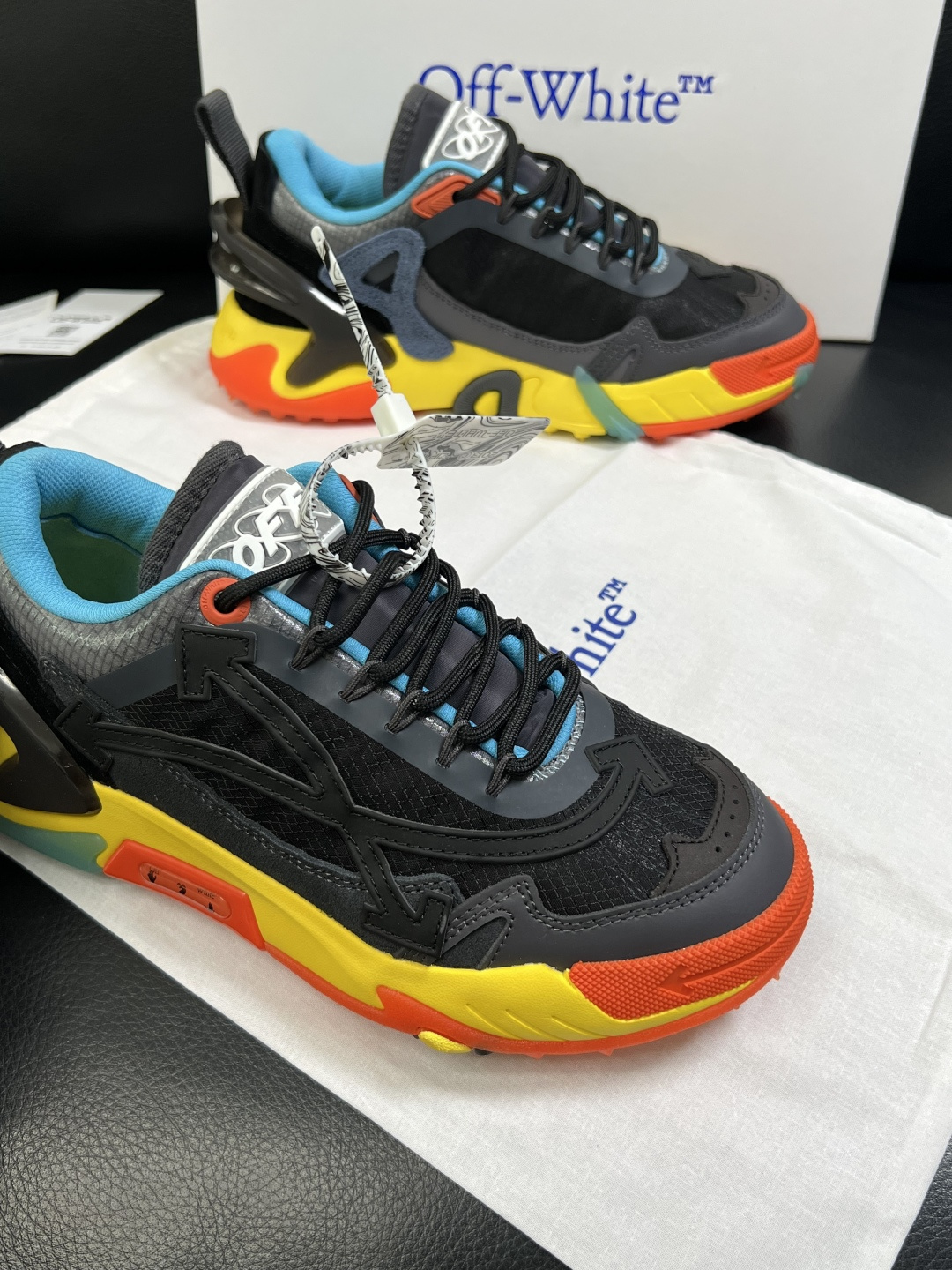 off-white  高品质  顶级工艺品  专柜同步原厂配置，鞋面意大利进口面料，进口水染牛皮垫网里柔