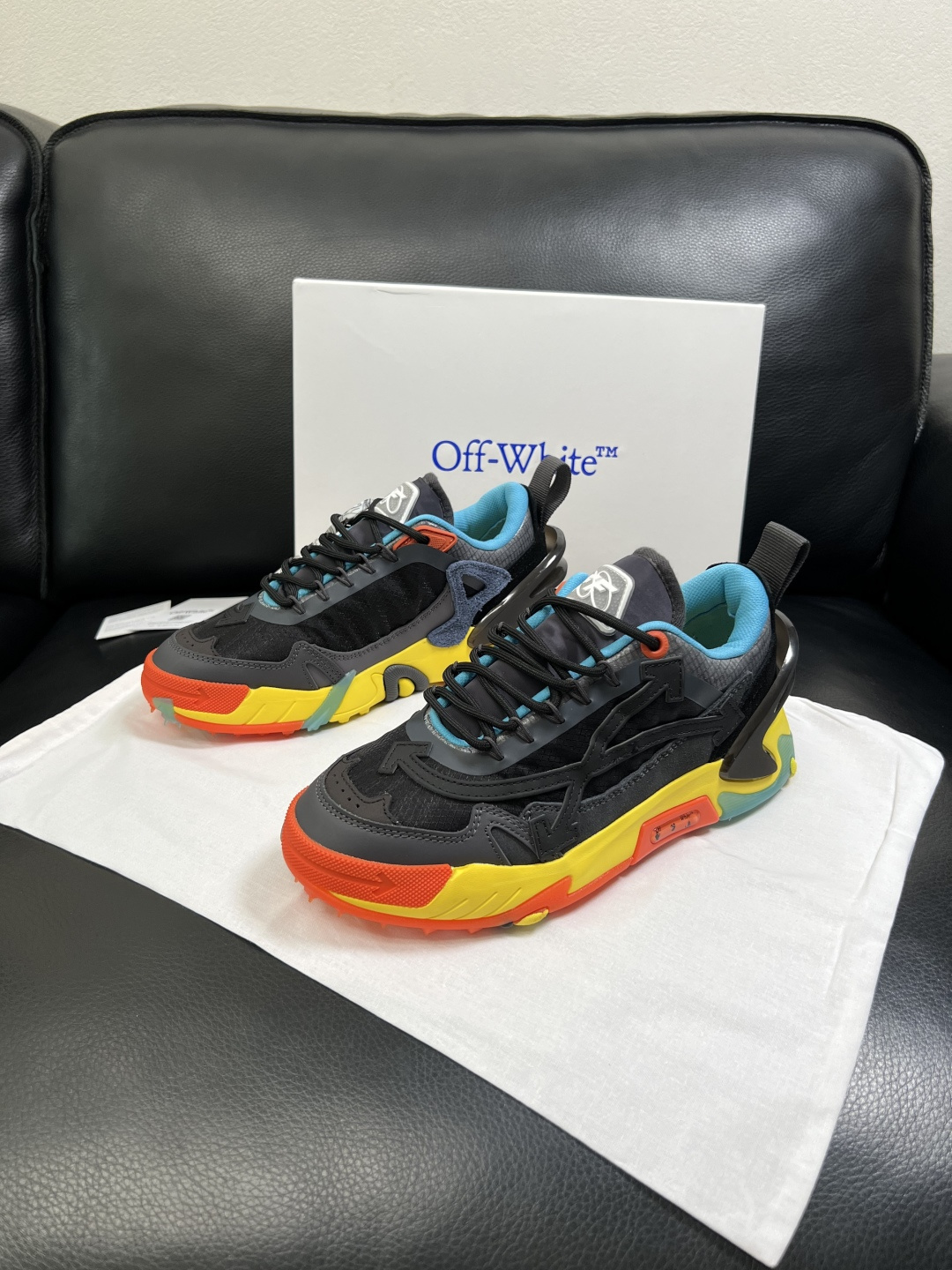 off-white  高品质  顶级工艺品  专柜同步原厂配置，鞋面意大利进口面料，进口水染牛皮垫网里柔