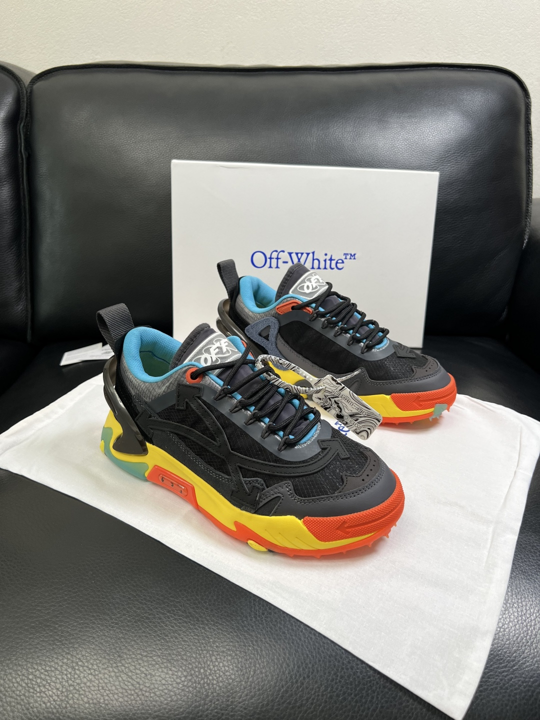 off-white  高品质  顶级工艺品  专柜同步原厂配置，鞋面意大利进口面料，进口水染牛皮垫网里柔