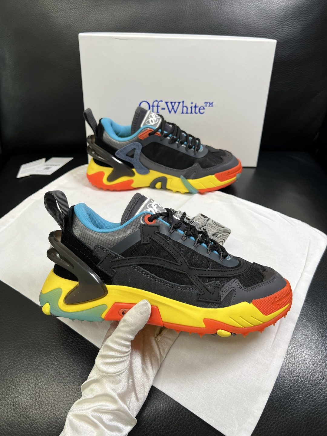 off-white  高品质  顶级工艺品  专柜同步原厂配置，鞋面意大利进口面料，进口水染牛皮垫网里柔