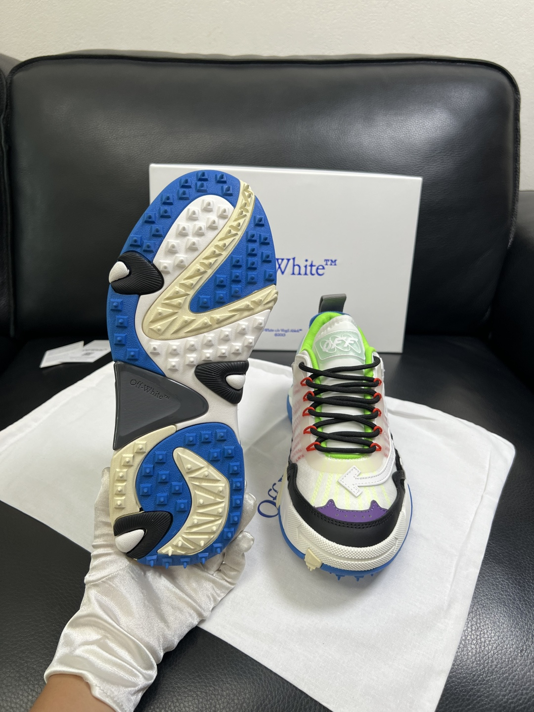 off-white  高品质  顶级工艺品  专柜同步原厂配置，鞋面意大利进口面料，进口水染牛皮垫网里柔