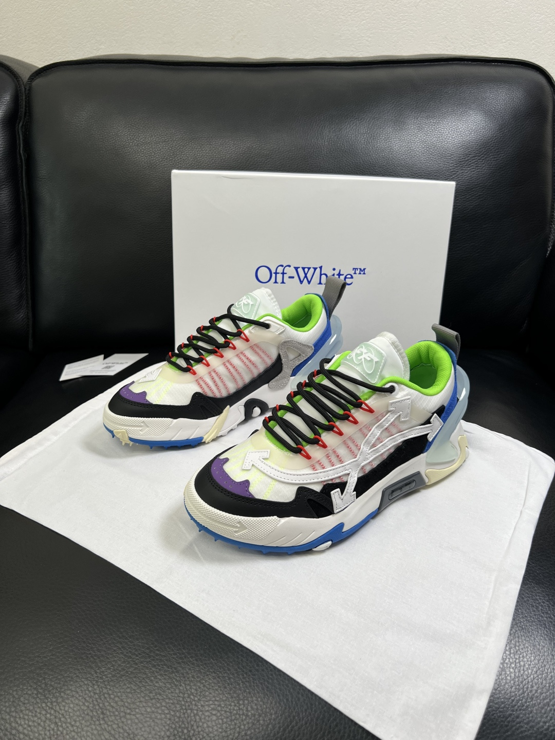 off-white  高品质  顶级工艺品  专柜同步原厂配置，鞋面意大利进口面料，进口水染牛皮垫网里柔