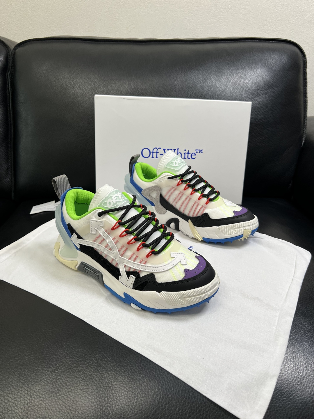 off-white  高品质  顶级工艺品  专柜同步原厂配置，鞋面意大利进口面料，进口水染牛皮垫网里柔