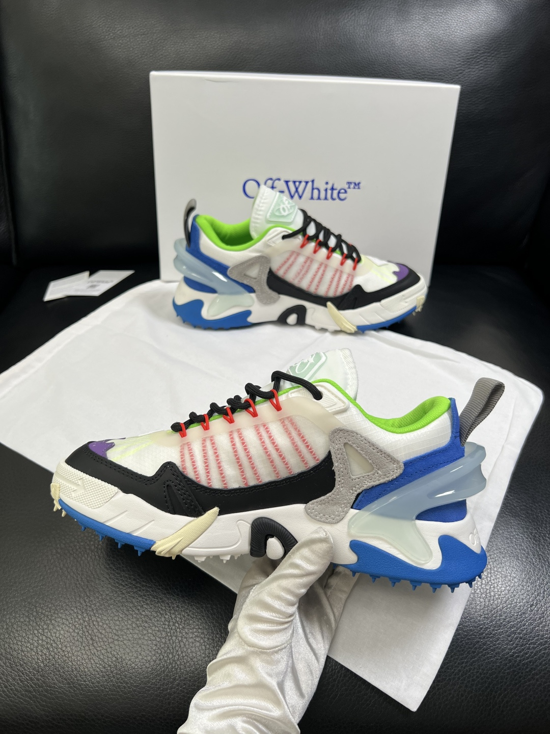 off-white  高品质  顶级工艺品  专柜同步原厂配置，鞋面意大利进口面料，进口水染牛皮垫网里柔