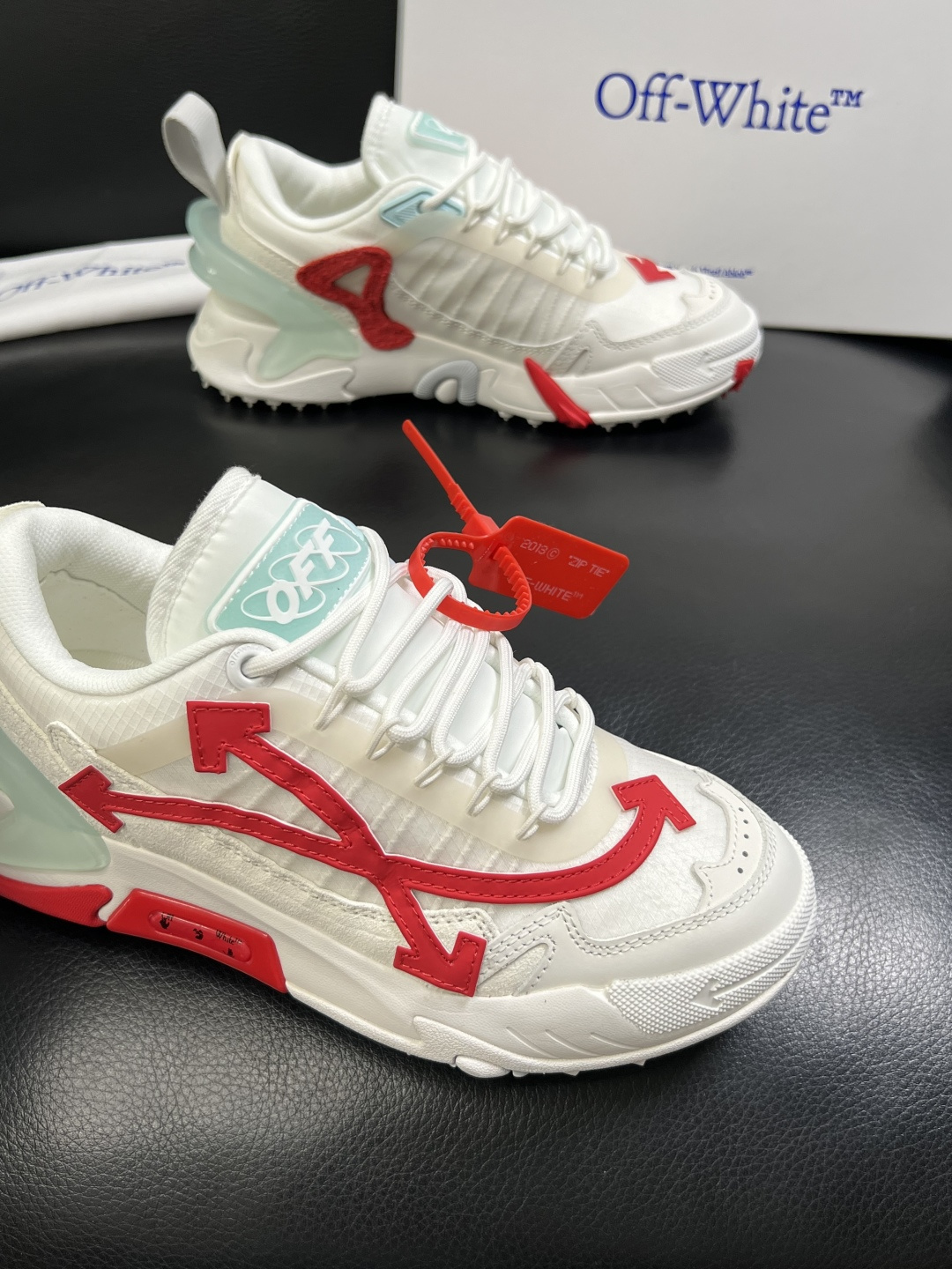 off-white  高品质  顶级工艺品  专柜同步原厂配置，鞋面意大利进口面料，进口水染牛皮垫网里柔