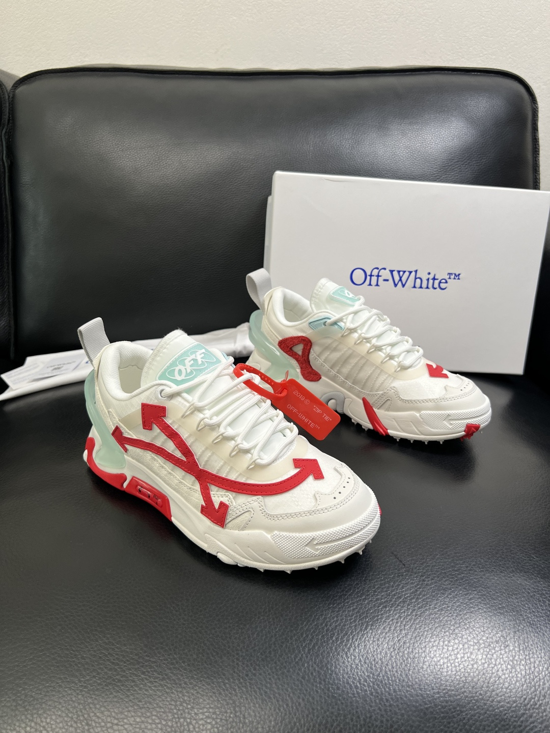 off-white  高品质  顶级工艺品  专柜同步原厂配置，鞋面意大利进口面料，进口水染牛皮垫网里柔
